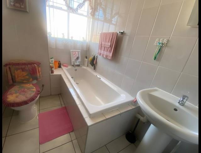 2 BEDROOM FLAT FOR SALE IN VANDERBIJLPARK CW 3